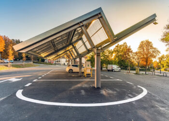 La Fundación Renovables analiza el impacto positivo de instalar paneles fotovoltaicos en aparcamientos al aire libre