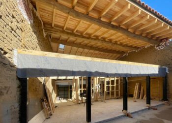 Una casa dentro de una nave de adobe