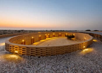 Arquitectura regeneradora en el desierto del Thar: la escuela que garantiza educación gratuita a 400 niñas con confort térmico natural